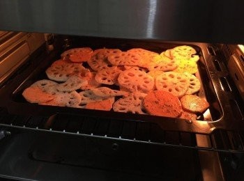 step5: 放入烤盤中放入大同蒸烤箱，使用【乾燥】功能，溫度設定60度，執行60分鐘至120分鐘(視想要的口感而定，60分鐘是較鬆軟的口感，120分鐘則更乾爽酥脆)