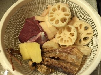 step1: 所有材料洗淨,  蓮藕去皮切件