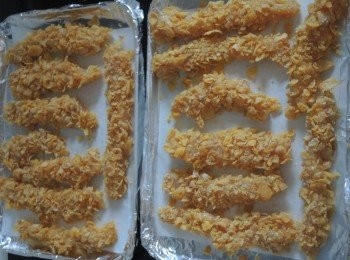 step5: 預熱焗爐200度。將雞肉放入焗爐200度焗15分鐘至金黃色，取出撒上少許新碓羅勒碎或辣椒乾碎，與沙律醬一同享用。