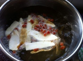 step3: 把熱水2000ml倒入鍋內，加入藥材小火煮滾10分鐘，然後加入雞腿，把鍋蓋蓋起來，以小火煲40分鐘，最好加入適量的鹽巴調味即可享用。