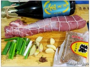 step1: 事先使用棉繩綁好，在滷製完成切片上桌時也比較不容易散開