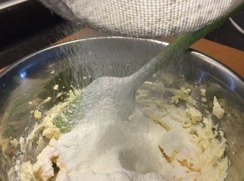step3: 篩入麵粉及粟粉。