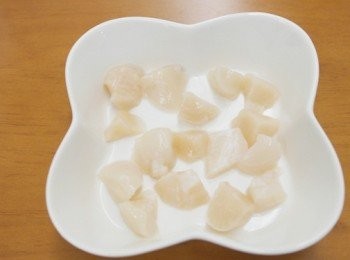 step3: 將干貝切成適當大小鋪在容器內。