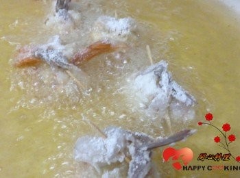 step6: 放入中高溫油鍋中用大火炸至金黃