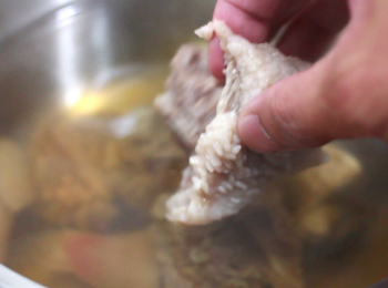 step8: 之後再放入羊肉及白蘿蔔, 蓋上鍋蓋, 同時燉煮60分鐘。有舒壓的羊肉湯就燒好了。用電鍋, 外鍋三杯水。