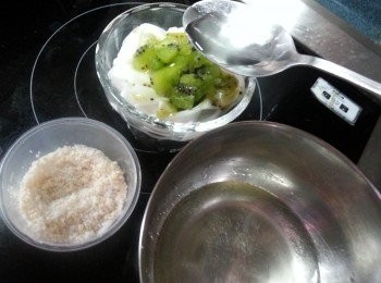 step5: 淋上糖漿,奇異果汁及奇異果粒,撤上(以拌勻之椰茸及芝麻)即可