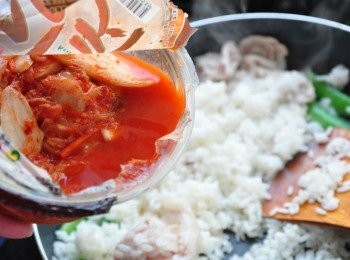 step3: 接著放入白米飯炒香，再加入喜愛的泡菜口味入鍋