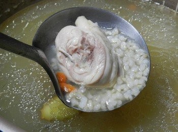 step7: 短短的時間，雞肉跟糙米都煮軟了喔！此時就可以加入鹽調味！