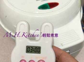 step37: 在燙板上倒入適量餅漿，蓋好待窩夫燙至金黃色盛起 *注意做起的第一塊不要，會有鐵銹味*