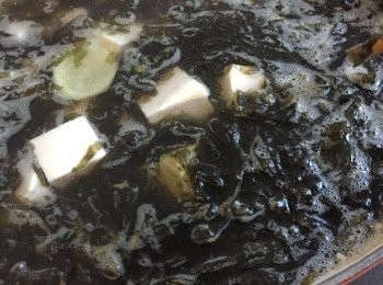 step4: 加入紫菜及豆腐滾起約5-6分鐘