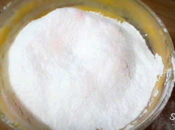 step7: 把麵粉加入輕輕拌勻