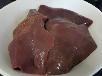 step4: 豬潤，用薑片出水去腥備用