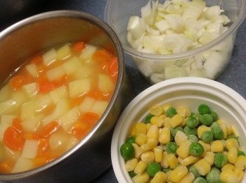 step2: 先把甘筍和薯仔以滾水放入煮10-13分鐘,水分剛剛蓋過材料便可,時間差不多,可以用筷子作測試,當穿過薯仔即可熄火備用。