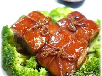 step7: 把淋醬淋在東坡肉上，整個顏色油亮起來，更加可口 迷人了