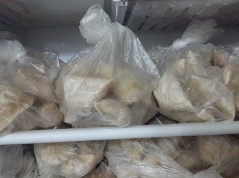 step3: 之後再拎出裝入保鮮袋（可以20個為一袋）【先平鋪急凍係為佐不讓餃子放入保鮮袋粘到一齊】