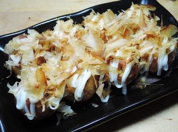 step12: 撒上柴魚片~還可以看到柴魚片飛舞呢!!