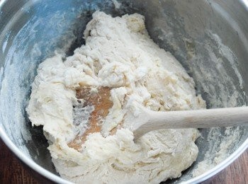 step3: 大碗內，將麵粉及乾酵母拌勻，下一顆蛋拌勻。逐少將牛油、牛奶與麵粉拌勻，（每次下少許，然後拌勻，可能不需用全部溶液）成麵糰便可