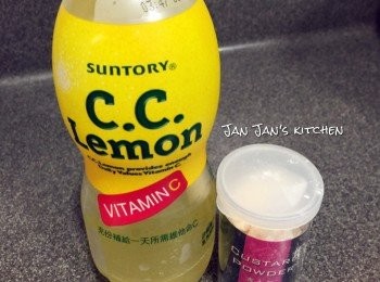 step4: 焗豬扒同時另一邊煮西檸汁。將西檸汁料先用杯搞勻（除粟粉），試味，下鍋煮熱，加入粟粉水打成芡汁，淋在豬扒上即可。