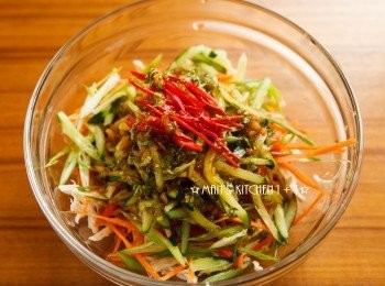 step3: 將小黃瓜、青蔥切絲、<a href="https://bit.ly/3EZL8dD" target="_blank" data-keyword="雞胸" class="guide-link"><strong>雞胸</strong></a> <span style="display:inline-block;vertical-align:middle;margin-top:-3px;color:initial;border-radius:3px;padding:2px 3px;font-size:12px;line-height:14px;background:#87d300;color:#fff;">即買</span> 撕成絲狀後和剩餘的材料均勻混合，並讓所有<span class="group_1">食材</span>均勻的沾裹到醬汁即可盛盤。