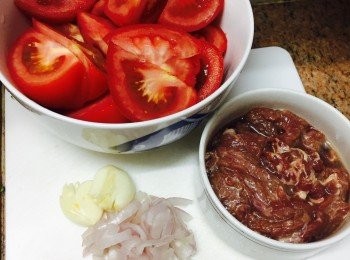 step2: 蕃茄洗淨切件、乾葱切碎、蒜頭拍扁。