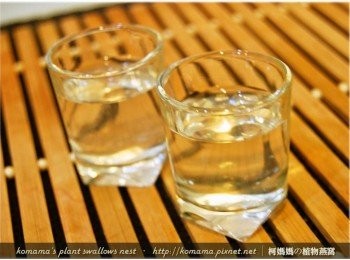 step3: 蘆薈醋用冰開水先稀釋後，倒入玻璃杯中至八、九分滿。