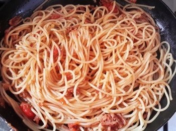 step4: 下意粉，快炒拌勻即成！