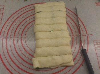 step6: 麵團約1cm分割, 如想蔥花卷大一點, 就將麵團平均分割到你喜歡的厚度。