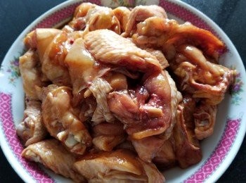 step1: 新鮮雞，頸，背及腳用作煲，
將雞斬件再用糖，雞粉，胡椒粉，麻油，黃酒醃 30 分鐘