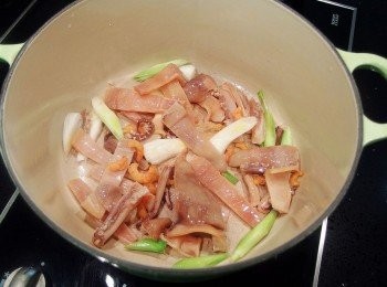 step3: 放入油熱鍋後,加入蝦米及一半的蒜白爆香,再將魷魚下鍋炒出香氣。