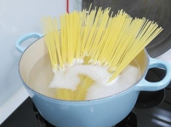 step6: 在煎蝦的時候可以同時煮義大利麵喔^^"