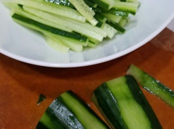 step1: 將青瓜洗淨，切成幼絲。加上少許幼鹽，可出掉多餘水份及調味。