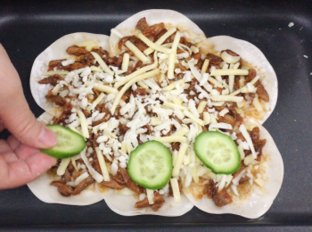 step7: 最後加上有機青瓜及京葱。