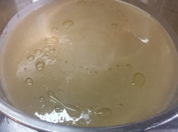 step5: 將粉漿攪至無粉粒，再過篩，令粉漿更幼滑。