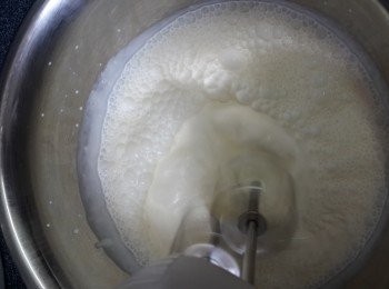 step12: 將淡忌廉倒入乾淨無油的容器中，分三次加入砂糖將淡忌廉打至企身起紋路