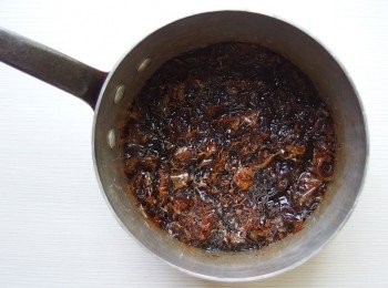 step5: 柴魚片煮滾後，熄火併離開爐面。