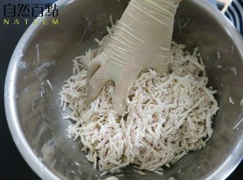 step4: 用手不停攪拌，至芋頭絲變軟出水