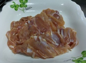 step1: <a href="https://bit.ly/2ZxapeY" target="_blank" data-keyword="雞扒" class="guide-link"><strong>雞扒</strong></a> <span style="display:inline-block;vertical-align:middle;margin-top:-3px;color:initial;border-radius:3px;padding:2px 3px;font-size:12px;line-height:14px;background:#87d300;color:#fff;">即買</span> 解凍 去皮，抹乾後均勻地灑小許鹽在兩面醃30分鐘