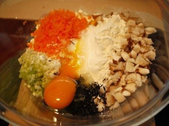 step3: 將所有材料加入(香菇末、紅蘿蔔末、蔥白末、羊栖菜、太白粉、醬油、酒、雞蛋)