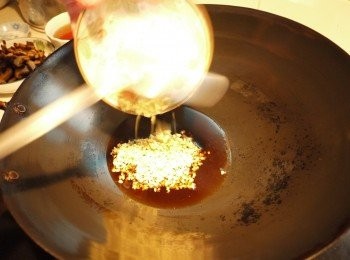 step3: 鍋中加入2大匙麻油,將薑末倒入