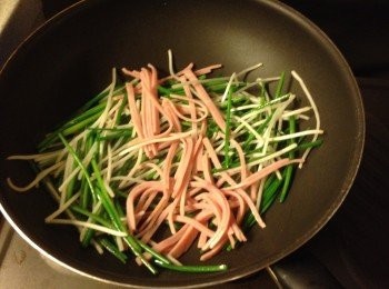 step6: 炒至軟身後加入火腿絲和鹽, 炒勻