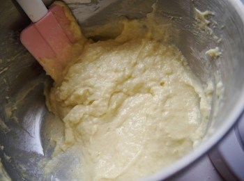 step3: *將麵粉與泡打粉過篩後分次倒入奶油糊中用刮刀輕柔拌勻~(勿過度攪拌會起筋喔`)
*再放入檸檬汁，蜂蜜，牛奶，檸檬皮屑*(留一點點最後裝飾用)~做最後拌勻動作~