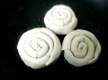 step4: 捲成蝸牛形狀~小火下鍋煎至二面金黃~