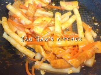 step6: 待水差不多收乾前，先試味，此時可因應喜好調較調味，然後放入泡菜及切片魚蛋多煮一會收汁即成。