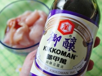 step2: 先將<a href="https://bit.ly/3EZL8dD" target="_blank" data-keyword="雞胸" class="guide-link"><strong>雞胸</strong></a> <span style="display:inline-block;vertical-align:middle;margin-top:-3px;color:initial;border-radius:3px;padding:2px 3px;font-size:12px;line-height:14px;background:#87d300;color:#fff;">即買</span> 肉片以【龜甲萬御釀醬油】做主要調味醬料