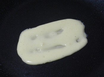 step3: 平底鍋燒熱，抹上一層油，舀一匙麵糊鋪平
