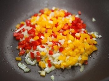 step3: 將紅、黃甜椒與洋蔥切成丁後下鍋炒香。