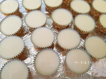 step2: 倒入巧克力鋁箔杯中，待冷卻變硬