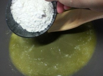 step7: 加入麵粉將麵粉炒成糊狀