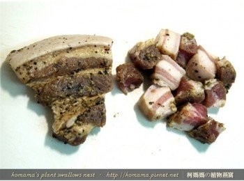step2: 將鹹豬肉自包裝袋取出後，分切成小塊狀備用。