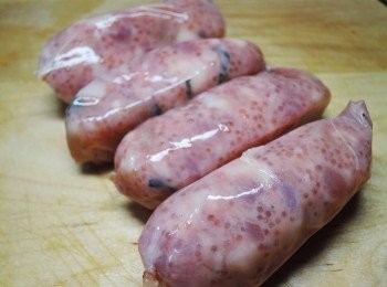 step2: 煮好的飛魚卵香腸吃起來口感很特別，會有一顆顆美味的魚卵在嘴中爆開!!所以我都叫它炸"蛋"香腸!!